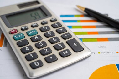 Grafik kağıdındaki hesap makinesi. Finans geliştirme, Bankacılık Hesabı, İstatistik, Yatırım Analitik Araştırma Veri Ekonomisi, Borsa Ticareti, Ticaret Şirketi Konsepti.