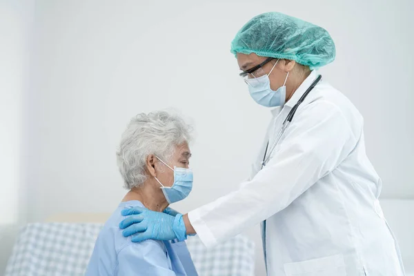 Médico Ayuda Asiática Senior Anciana Anciana Mujer Paciente Usando Una —  Fotos de Stock