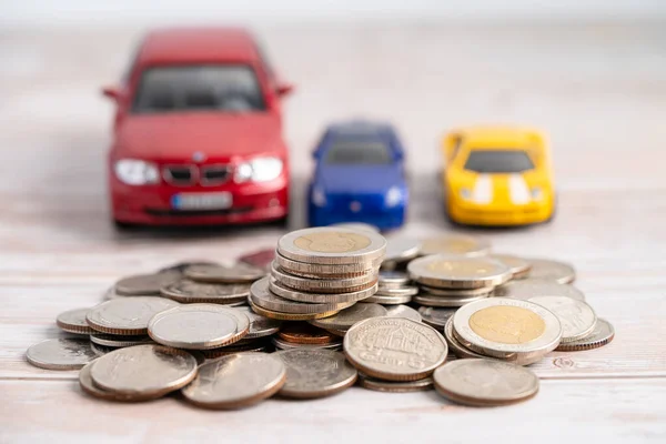 硬币背景的汽车 汽车贷款 保险和租赁时间概念 — 图库照片