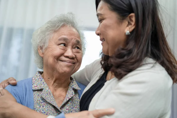 Asiatische Ältere Frau Mit Pflegerin Geht Mit Glücklich — Stockfoto