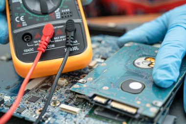 Elektrik voltajını ölçmek için çoklu elektronik dijital.
