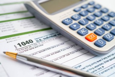 Vergi iadesi formu 1040 dolar ve banknot, ABD. Bireysel Gelir.