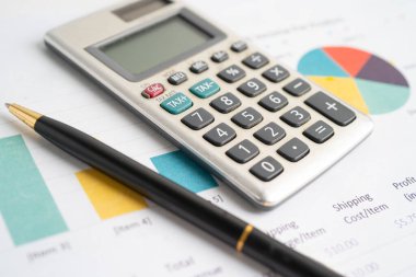 Grafik kağıdındaki hesap makinesi. Finans geliştirme, Bankacılık Hesabı, İstatistik, Yatırım Analitik Araştırma Veri Ekonomisi, Borsa Ticareti, Ticaret Şirketi Konsepti.