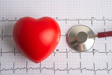 Kırmızı kalp, kalp dalgası, kalp krizi, kardiyogram raporu ile elektrokardiyogram (EKG) üzerine stetoskop.