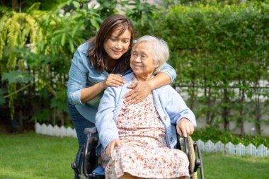 Bakıcı yardım ve bakım Asyalı yaşlı kadın hasta hemşire hastanesi koğuşunda tekerlekli sandalyede oturuyor, sağlıklı ve güçlü..