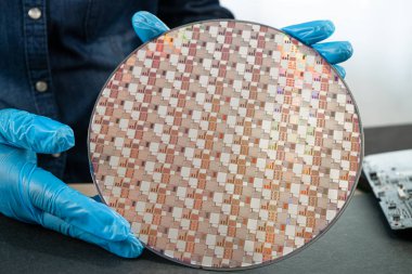 Tümleşik devre yarı iletken üretimi için silikon gofret.