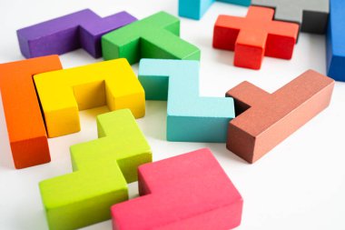 Mantıklı düşünme ve yaratıcı iş çözümleri çözme sorunu kavramı, tahta yapboz geometrik şekil bloğu şekli.