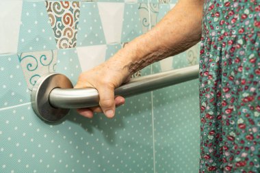 Asyalı yaşlı kadın hasta, hemşire hastanesinde tuvalet temizliği yapıyor. Sağlıklı ve güçlü..