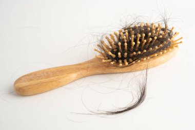 Saç dökülmesi tarakla birlikte düştü. Ciddi sağlık, güzellik ve kozmetik sorunları..