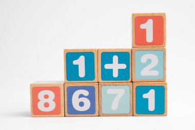 Beyaz arkaplanda renkli matematik sayısı, eğitim eğitimi matematik öğrenimi öğretimi.