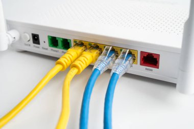 İnternet servis sağlayıcısına kablosuz yönlendirici bağlı ethernet kablosu.