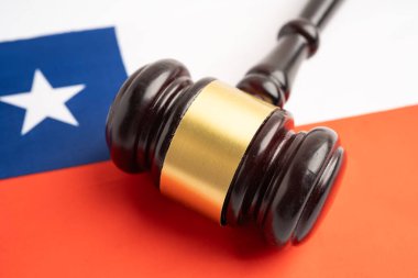 Hakim çekici, hukuk ve adalet mahkemesi kavramına sahip Şili bayrağı.