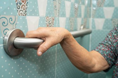 Asyalı yaşlı kadın hasta, hemşire hastanesinde tuvalet temizliği yapıyor. Sağlıklı ve güçlü..