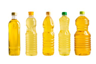Farklı şişelerde yemek pişirmek için kullanılan sebze yağı beyaz arka planda izole edilmiş..