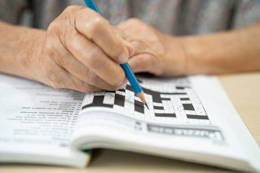 Alzheimer hastalığı AD, bunama için sudoku bulmacası oynayan Asyalı yaşlı kadın.