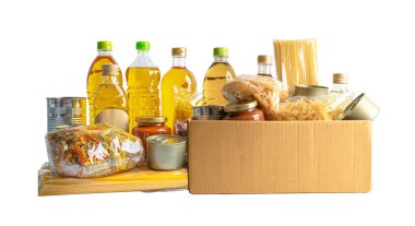 Bağış, depolama ve teslimat için yiyecek. Çeşitli yiyecekler, makarna, yemek yağı ve karton kutuda konserve yiyecekler..