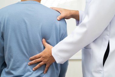 Fizik tedavi, Asyalı terapist tedavisi. Genç adam hastanede acı çekiyor..