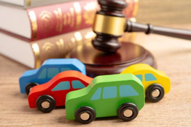 Çekiç tokmak hakimi araba kazasında, sigorta sigortası tazminat davası davasında..