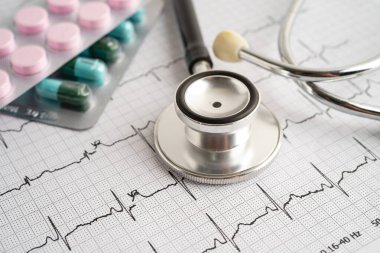 Elektrokardiyogramda stetoskop. Kapsül ilacı, kalp dalgası, kalp krizi, kardiyogram raporu..