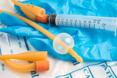 Özürlü ya da hastanede yatan hasta için idrar torbası takılı Foley idrar sondası.