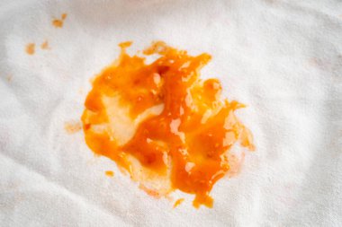 Kirli domates sosu lekesi ya da kumaşta ketçap..