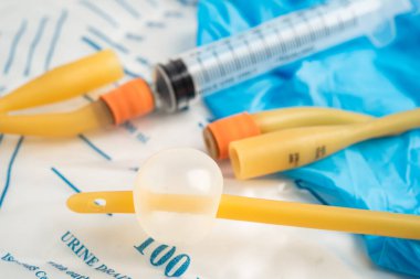 Özürlü ya da hastanede yatan hasta için idrar torbası takılı Foley idrar sondası.