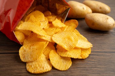 Patates cipsi, leziz BBQ baharatlı Crips için ince dilimlenmiş kızarmış abur cubur açık poşette fast food..