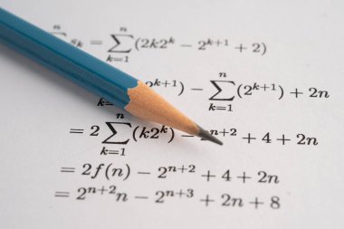 Eğitim okulunda matematik formülü sınav kağıdı üzerine kalem..