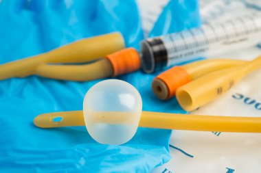 Özürlü ya da hastanede yatan hasta için idrar torbası takılı Foley idrar sondası.