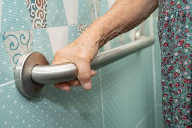 Asyalı yaşlı kadın hasta, hemşire hastanesinde tuvalet temizliği yapıyor. Sağlıklı ve güçlü..