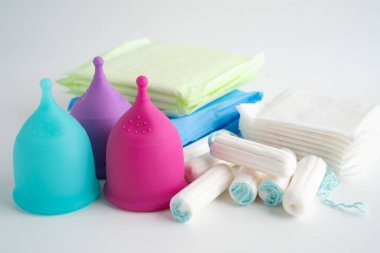 Hijyen ve koruma için hijyen pedi ve pamuk tamponlu adet döngüsü.