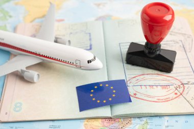 Ülkedeki havaalanındaki göçmenlik bürosuna AB bayrak belgesiyle onaylanmış pul pasaportu.