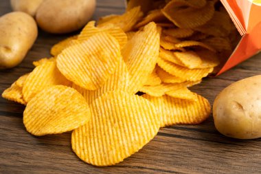 Patates cipsi, leziz BBQ baharatlı Crips için ince dilimlenmiş kızarmış abur cubur açık poşette fast food..