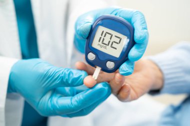 Doktor, parmak ucu ve parmak şekeri seviyesindeki şeker hastalıklarını kontrol et..