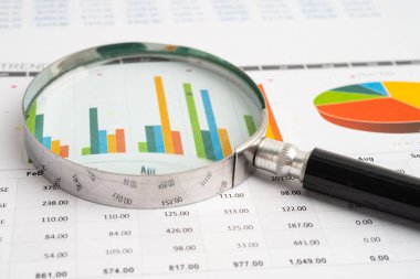 Hesap tablosu ve grafik kağıdındaki büyüteç.