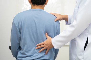 Fizik tedavi, Asyalı terapist tedavisi. Genç adam hastanede acı çekiyor..