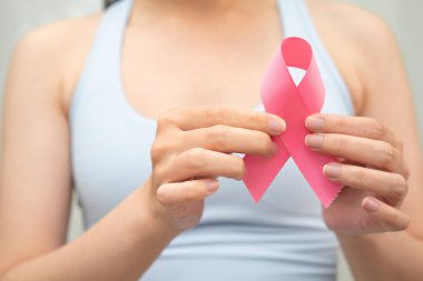 Göğüs kanseri, Asya 'daki son sınıf öğrencisi bayan için pembe kurdele, Dünya Göğüs Kanseri Günü' nün sembolü..