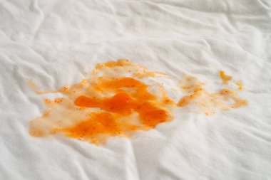 Kirli domates sosu lekesi ya da çamaşır tozu ile yıkamak için ketçap, ev işi..