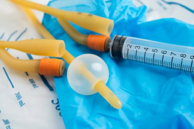 Özürlü ya da hastanede yatan hasta için idrar torbası takılı Foley idrar sondası.