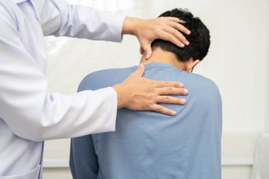 Fizik tedavi, Asyalı terapist tedavisi. Genç adam hastanede acı çekiyor..