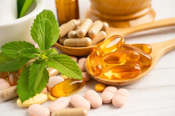 Çevre Koruma Ajansı ve DHA ile balık yağı vitamini, E omega 3 vitaminli alternatif ilaç bitkisel organik kapsül.