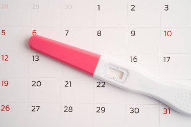 Hamilelik testi ve doğum kontrol hapları takvim, doğum kontrol ve ilaç üzerinde.