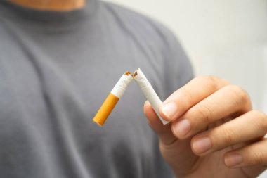 Sigarayı bırak, Asyalı genç adam kırıyor sigarayı yok et.