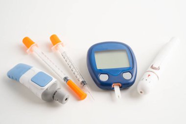 Glukometre neşter ve test çubuğu diyabet için insan kan şekeri seviyesini ölçüyor.