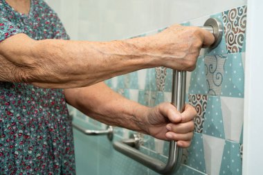 Asyalı yaşlı kadın hasta, hemşire hastanesinde tuvalet temizliği yapıyor. Sağlıklı ve güçlü..