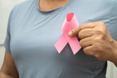 Göğüs kanseri, Asya 'daki son sınıf öğrencisi bayan için pembe kurdele, Dünya Göğüs Kanseri Günü' nün sembolü..