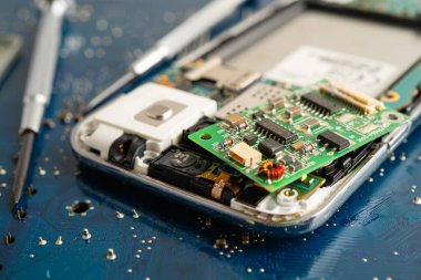 Not defteri, elektronik, bilgisayar donanımı ve teknolojisinin devre ana paneli onarılıyor ve güncelleniyor.