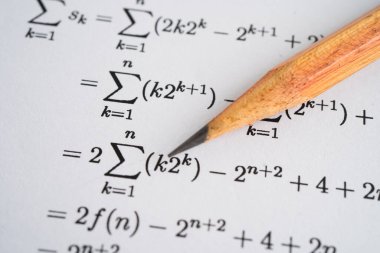 Eğitim okulunda matematik formülü sınav kağıdı üzerine kalem..