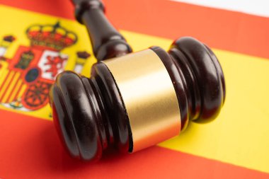 Hakim çekici, hukuk ve adalet mahkemesi kavramına sahip İspanya bayrağı.