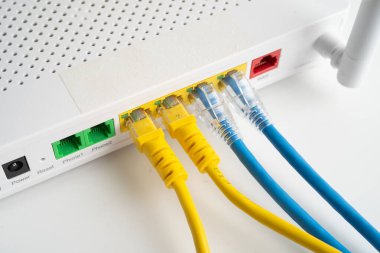 İnternet servis sağlayıcısına kablosuz yönlendirici bağlı ethernet kablosu.